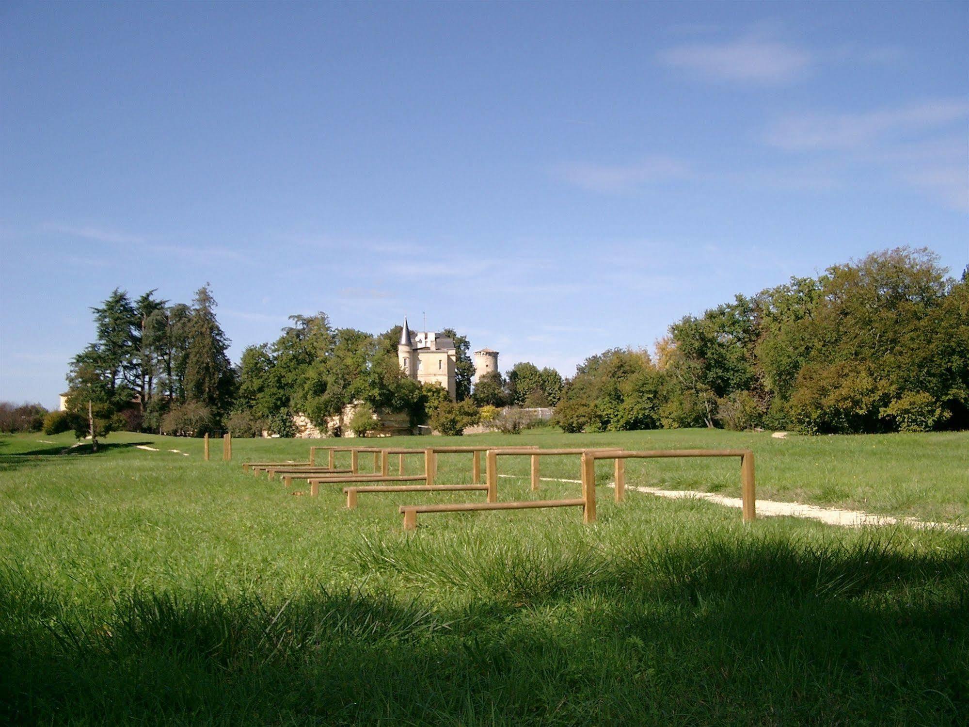 Hotel Restaurant Du Chateau De La Tour Béguey Kültér fotó